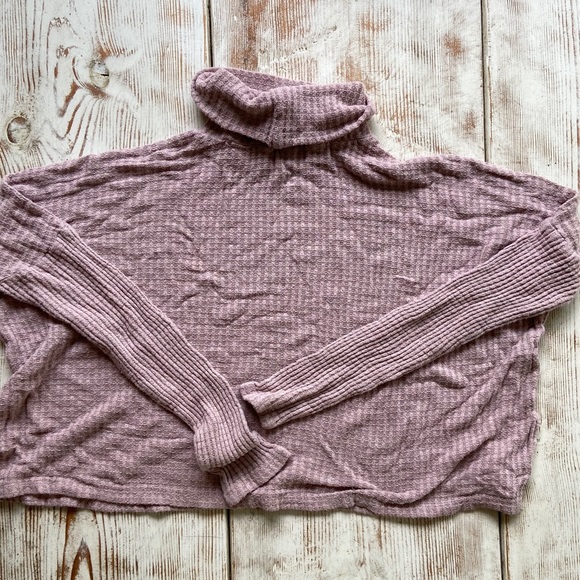 Cropped pink turtleneck sweater - Picture 3 of 3